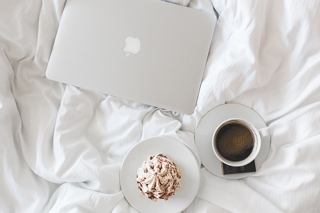 káva, pohár a macbook.jpg